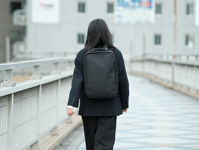ビジネスも、それ以外も。スクエア型バッグの強みとは。