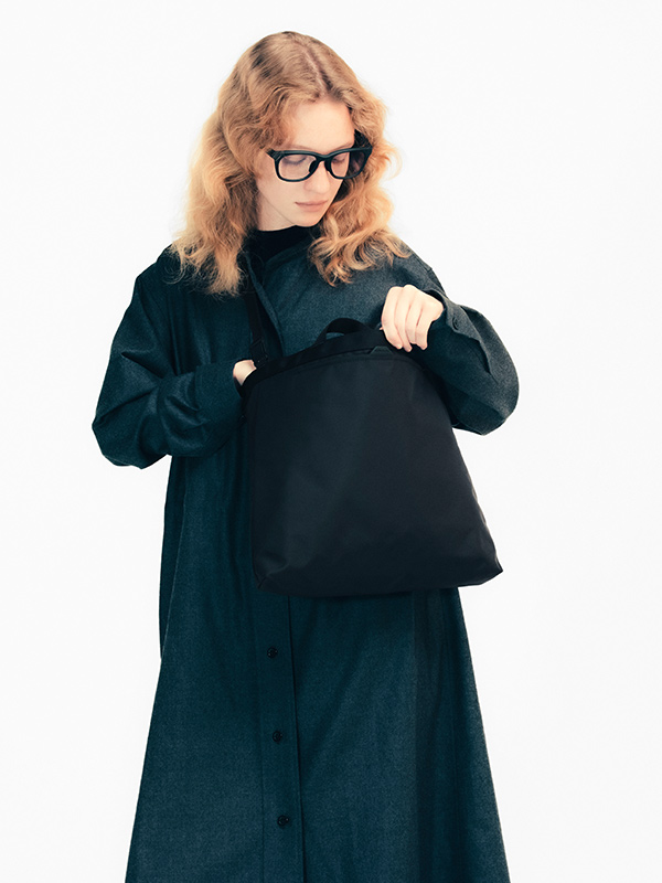 TOTE SHOULDER STANDARD M BLACK | STANDARD | PRODUCTS | MONOLITH