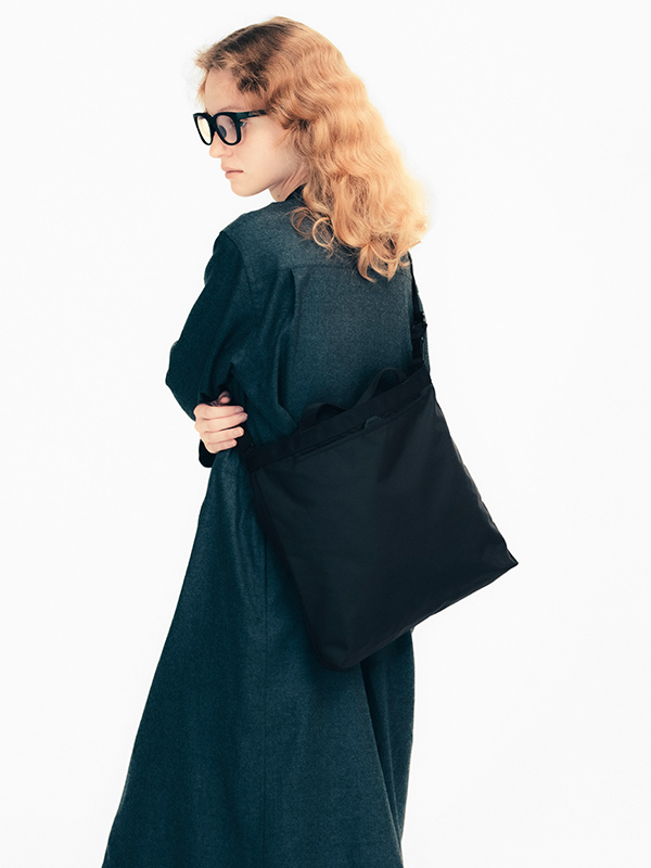 TOTE SHOULDER STANDARD M BLACK | STANDARD | PRODUCTS | MONOLITH
